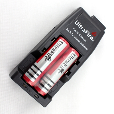 UltraFire Smart Charger With 2x 3000mAh 18650 Rechargeable Batteries